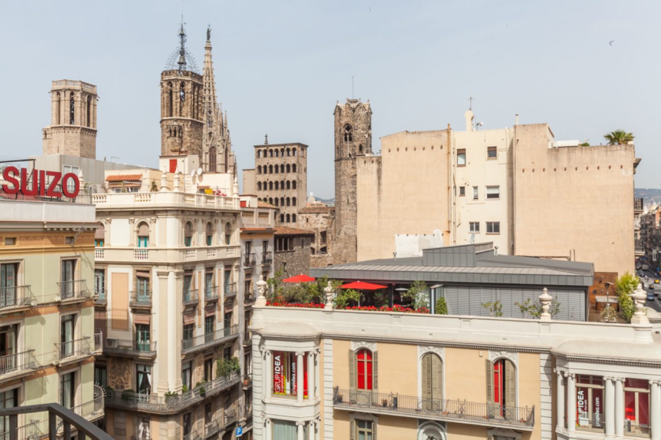 Piso en el corazón de Barcelona con vistas a la Plaza del Ángel.