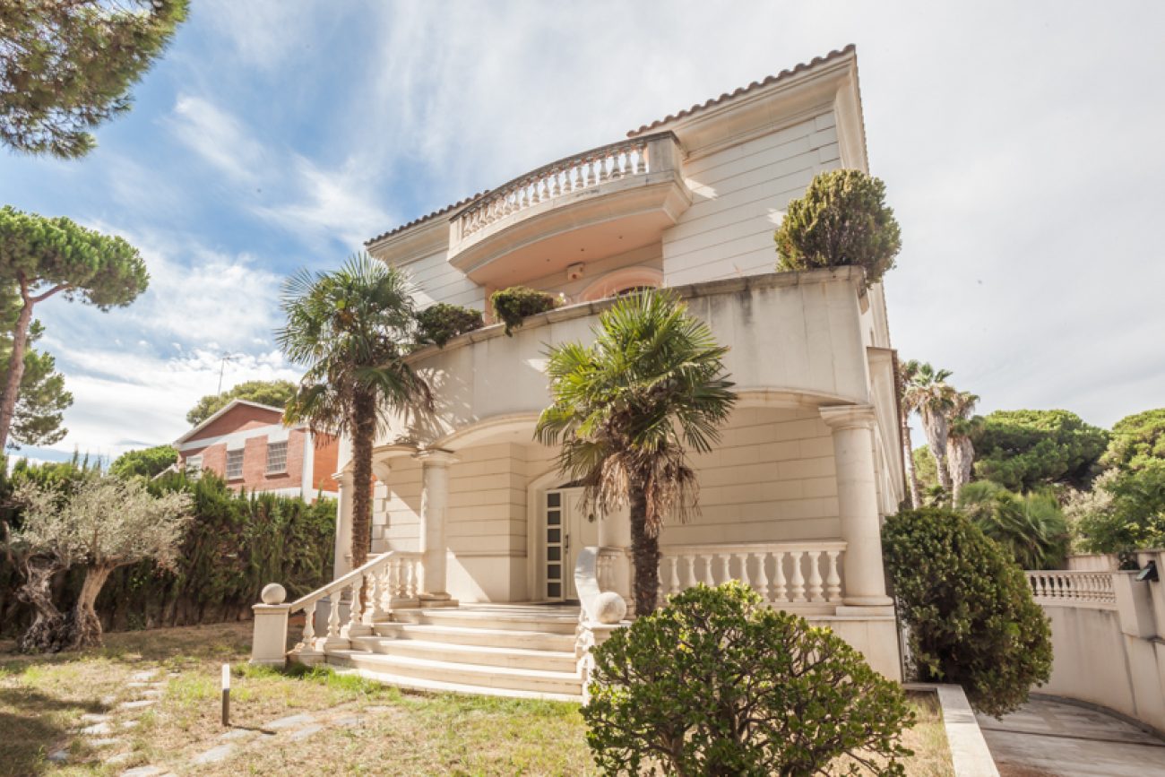 Lujosa casa de estilo clásico al lado de British School Gavá