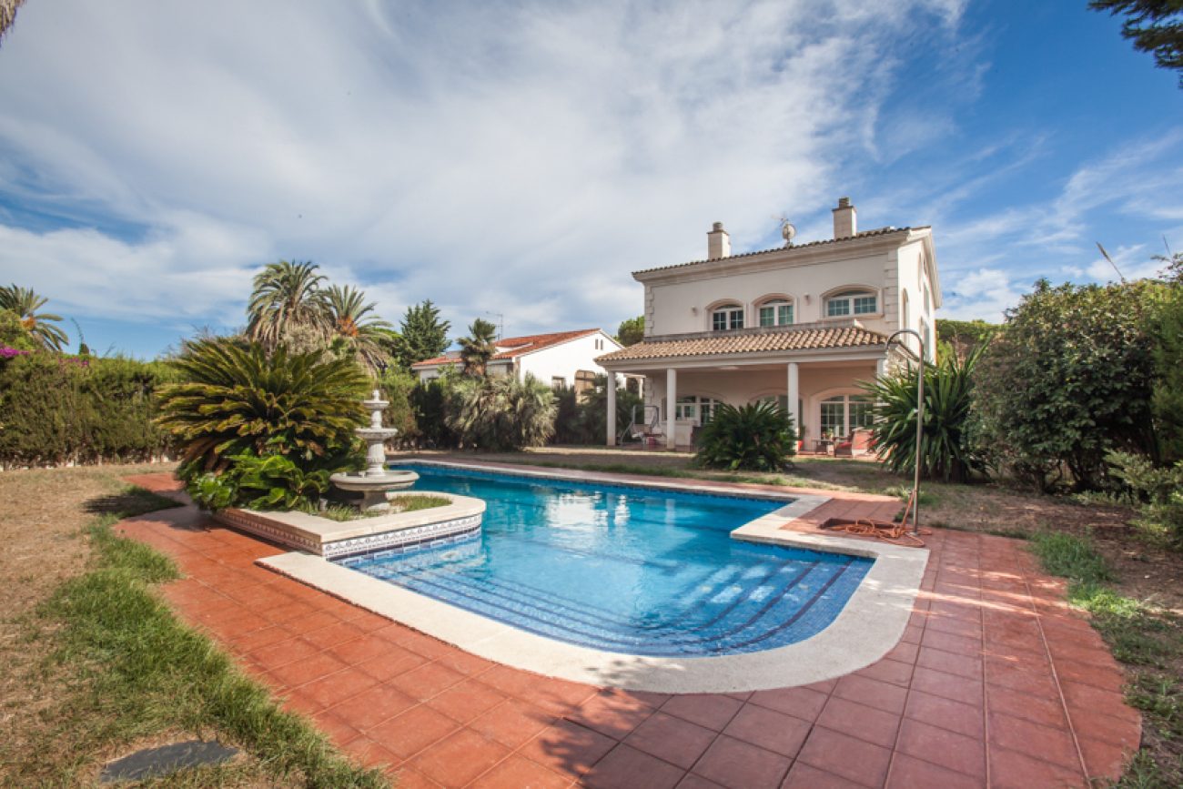 Lujosa casa de estilo clásico al lado de British School Gavá