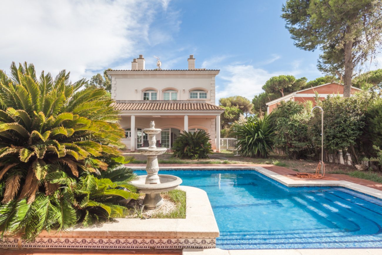 Lujosa casa de estilo clásico al lado de British School Gavá