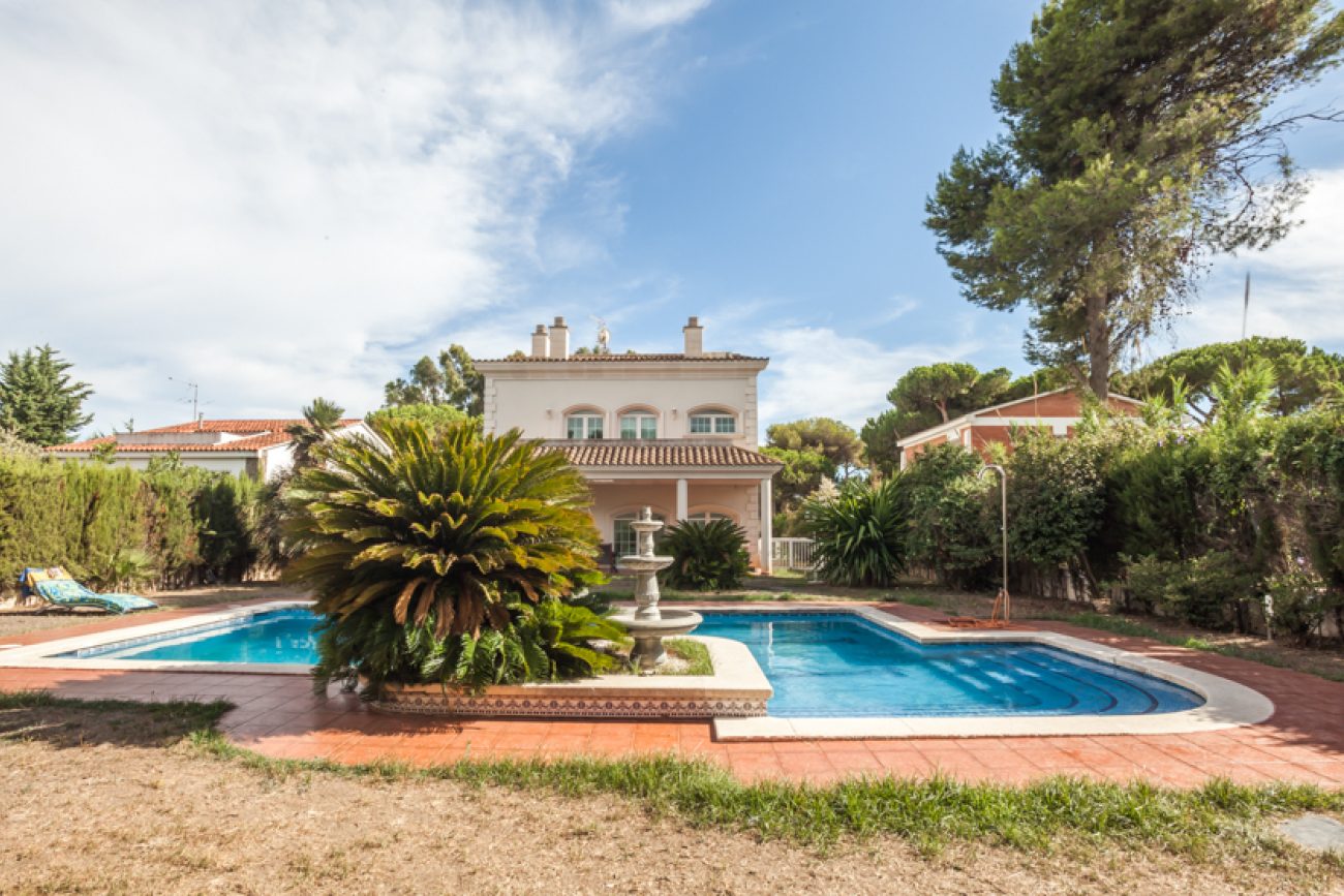 Lujosa casa de estilo clásico al lado de British School Gavá