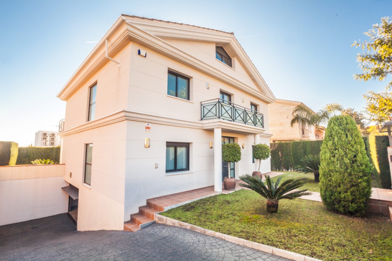 Gran casa con excelentes acabados en Premia de Dalt