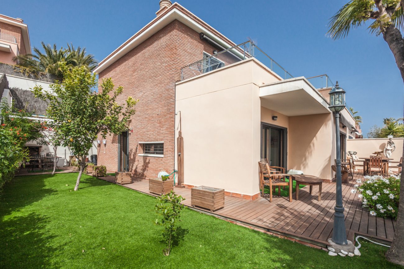 Chalet Pareado con Espectaculares vistas al Mar en Castelldefels