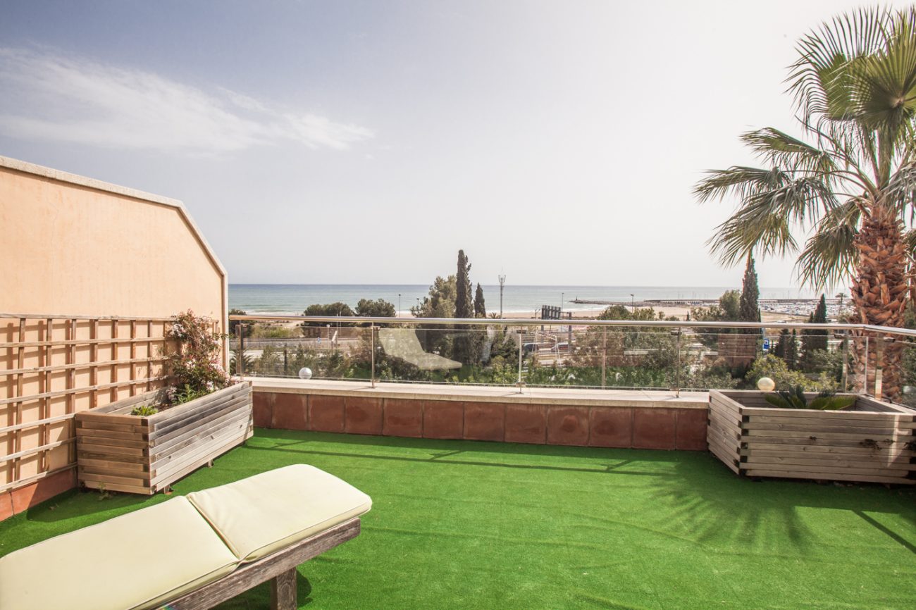 Chalet Pareado con Espectaculares vistas al Mar en Castelldefels