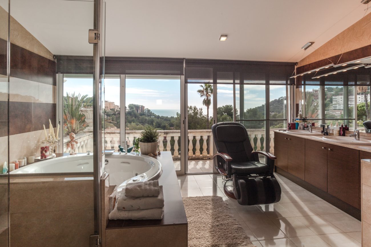 Gran casa reformada con vistas en Castelldefels