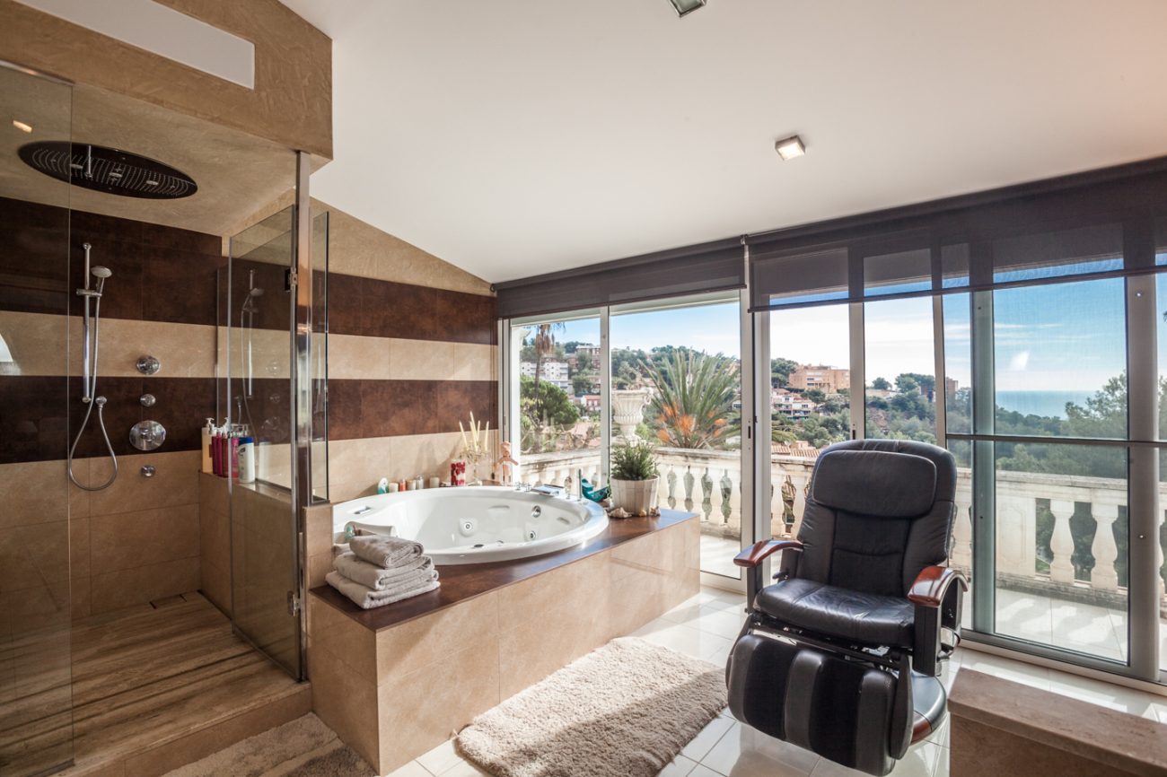 Gran casa reformada con vistas en Castelldefels