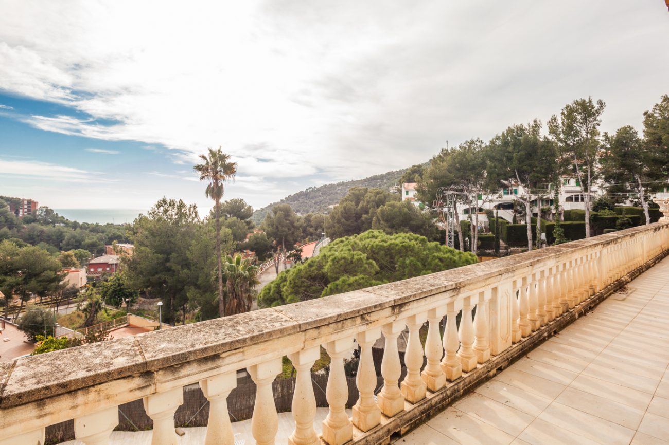 Gran casa reformada con vistas en Castelldefels