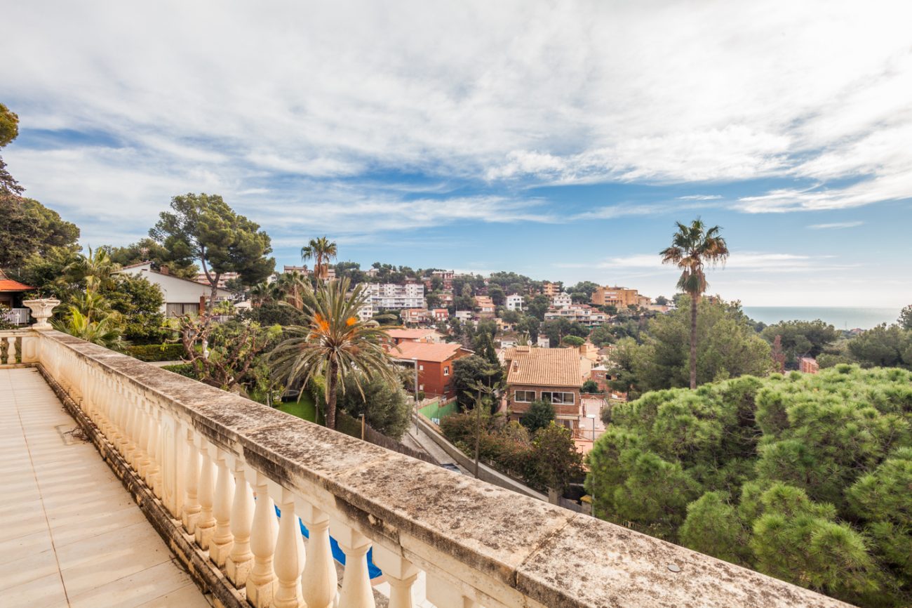 Gran casa reformada con vistas en Castelldefels