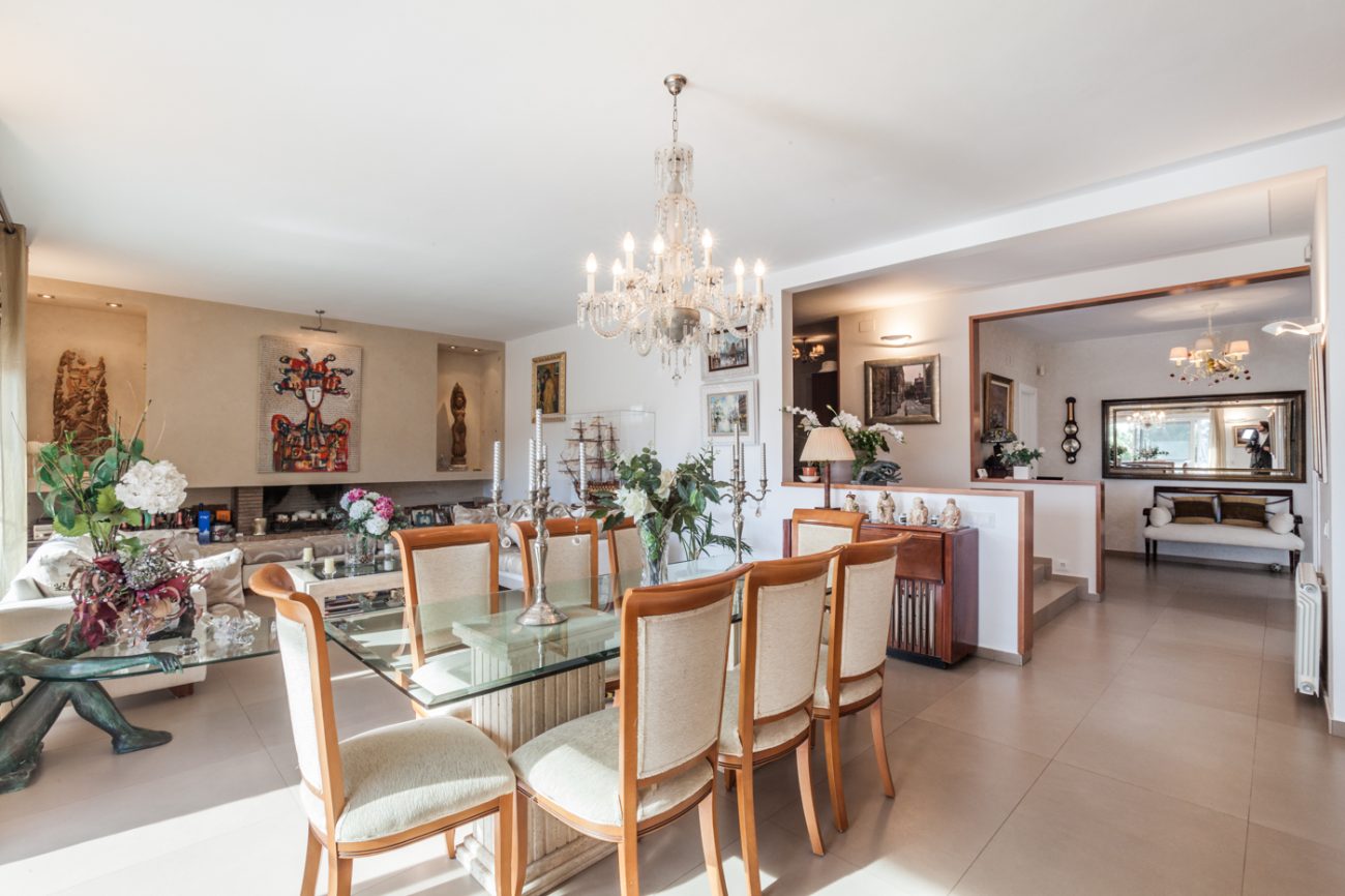 Gran casa reformada con vistas en Castelldefels