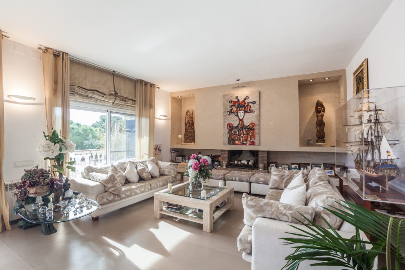 Gran casa reformada con vistas en Castelldefels