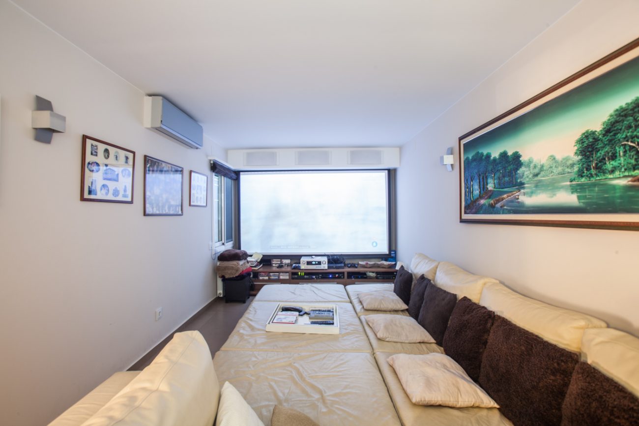 Gran casa reformada con vistas en Castelldefels
