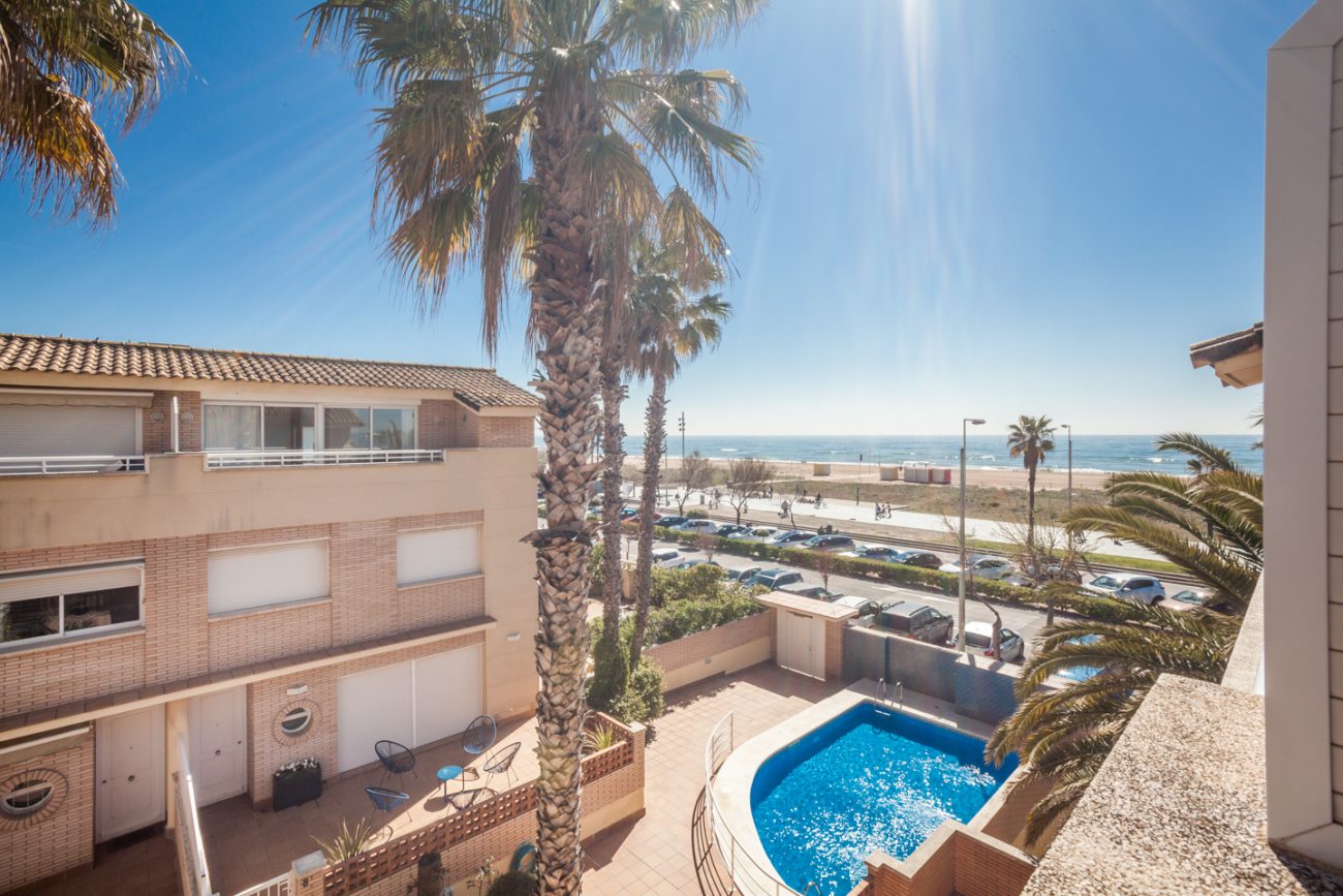 Casa adosada con vistas al mar en Castelldefels