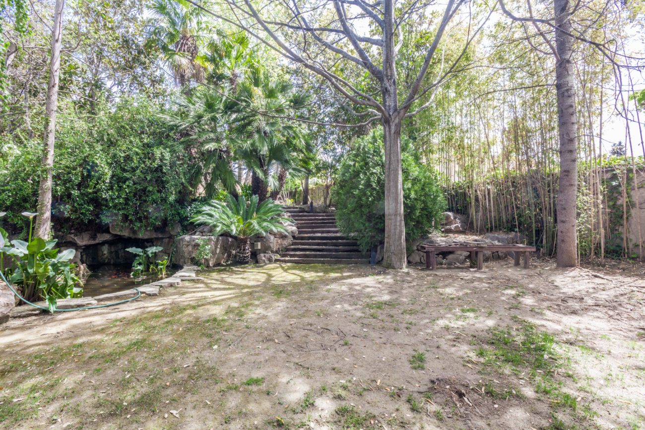 Gran casa con impresionante jardín