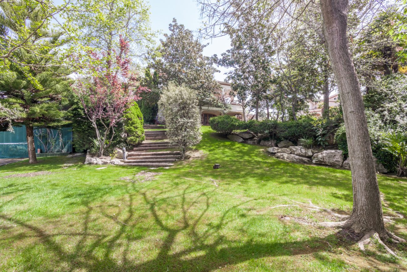 Gran casa con impresionante jardín