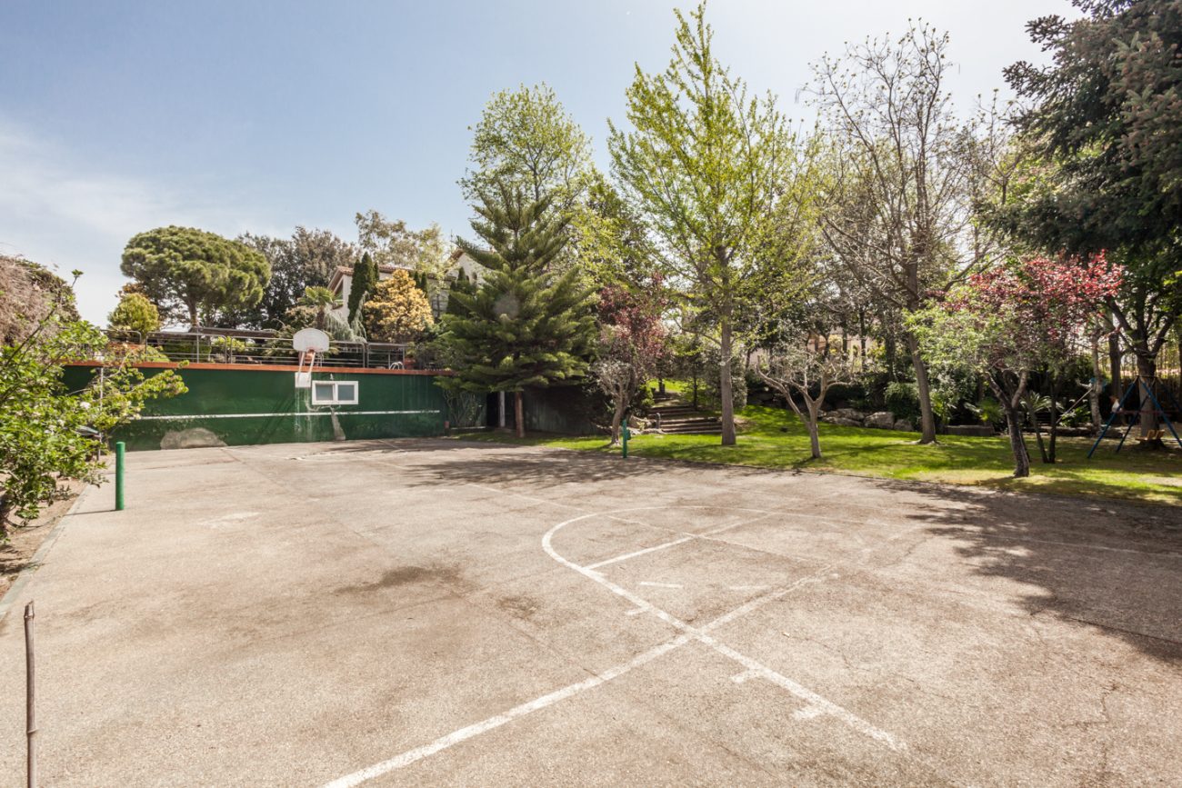 Gran casa con impresionante jardín
