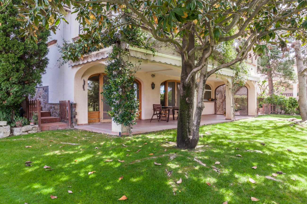Gran casa con impresionante jardín