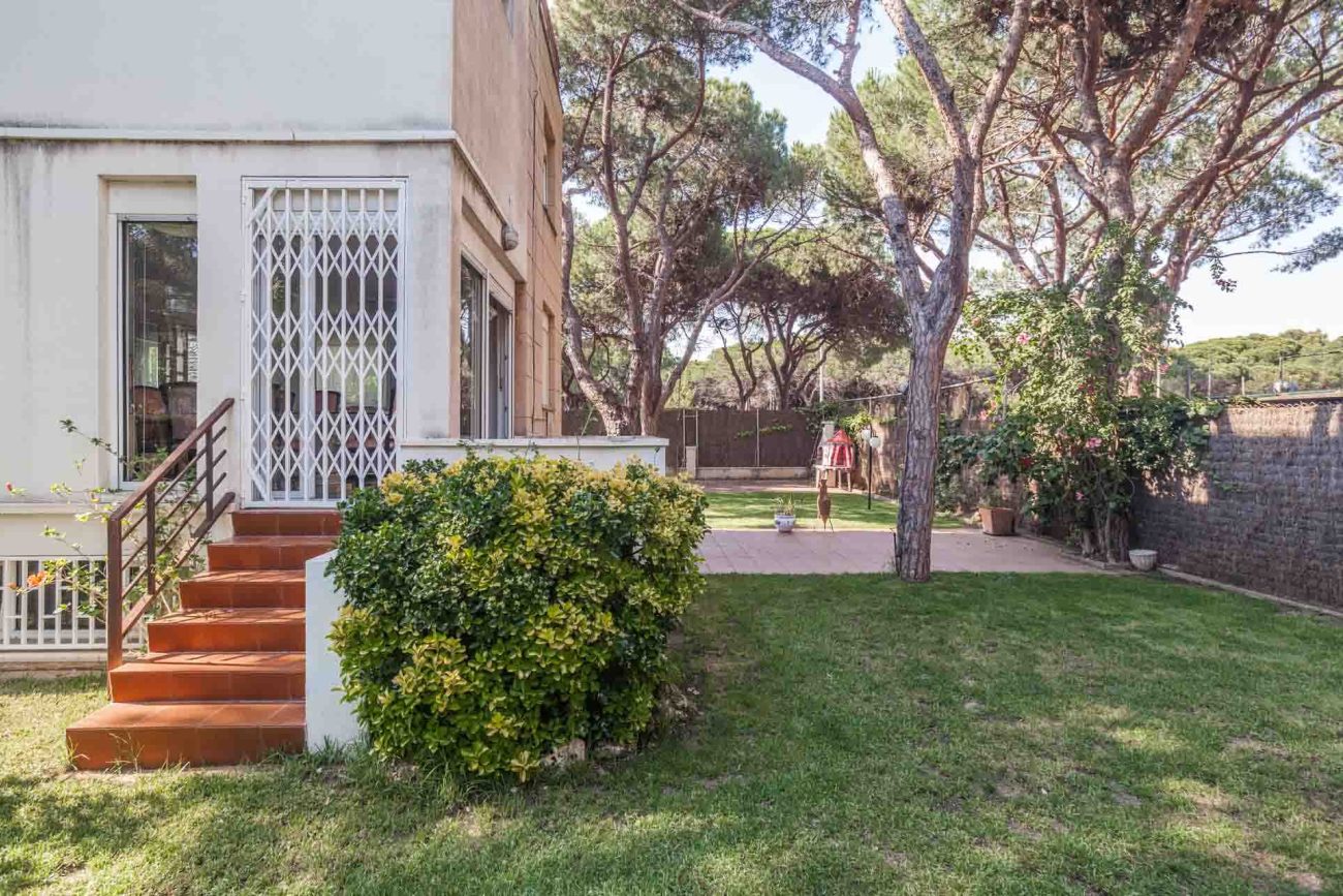 Gran casa a reformar con terreno en Gava Mar