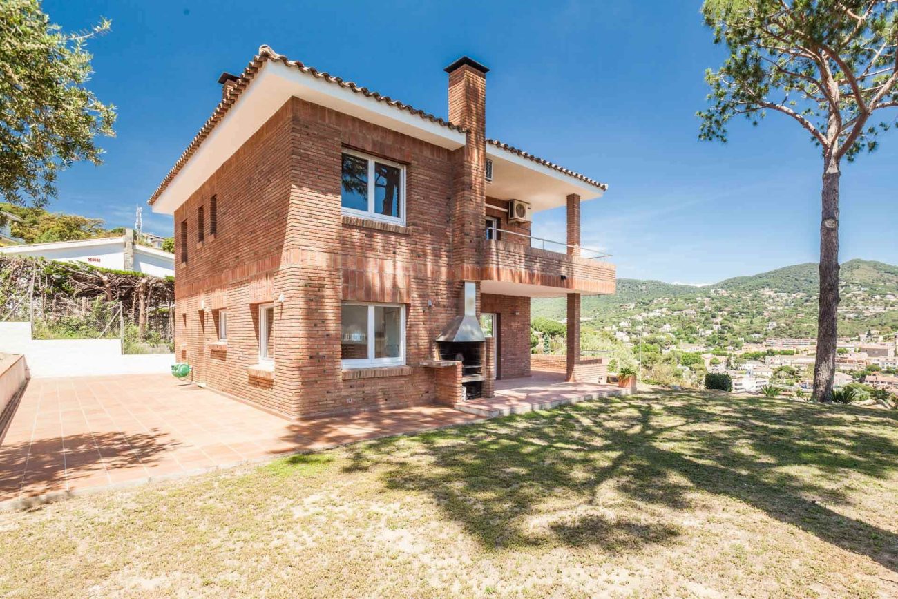 Acogedora casa con vistas a la montaña en Cabrils