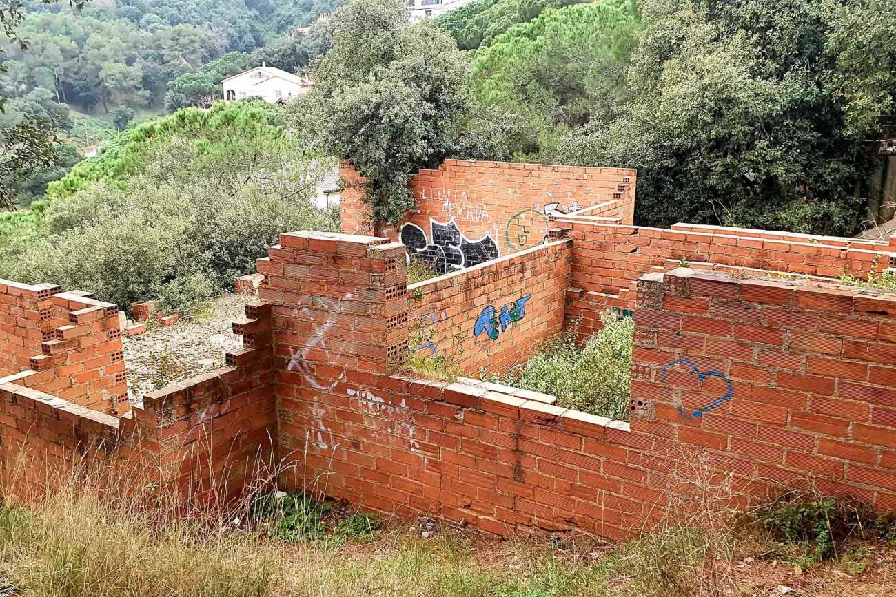 Parcela con preciosas vistas a la montaña en Alella