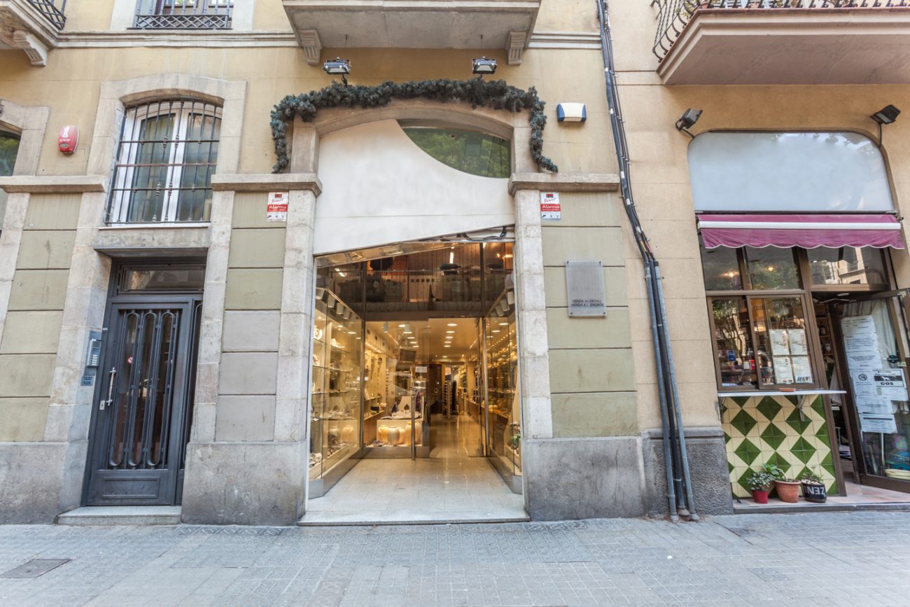 Amplio local en Viladomat junto al Mercat de Sant Antoni