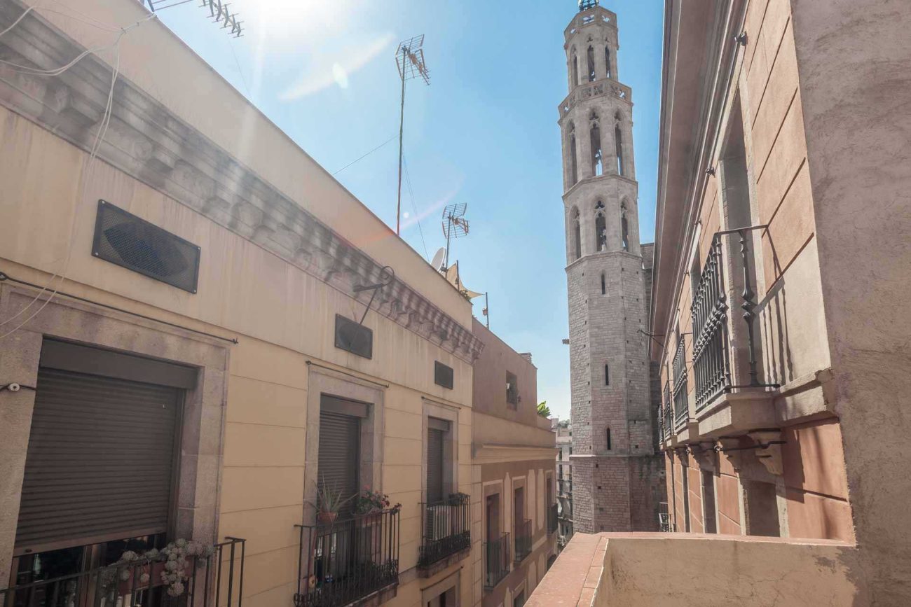 Fantástico edificio en el Borne