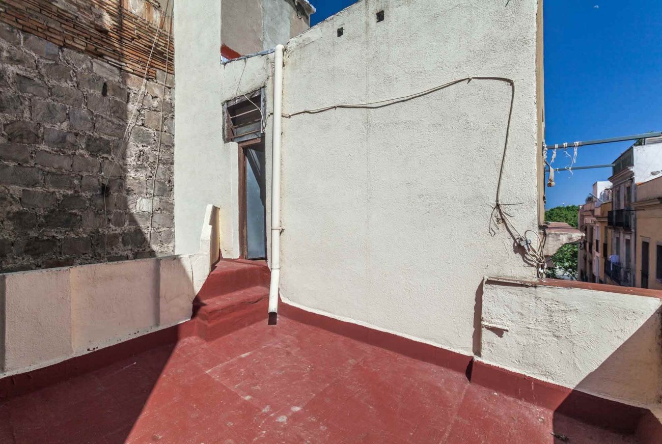 Fantástico edificio en el Borne