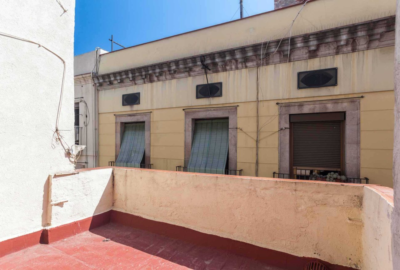 Fantástico edificio en el Borne