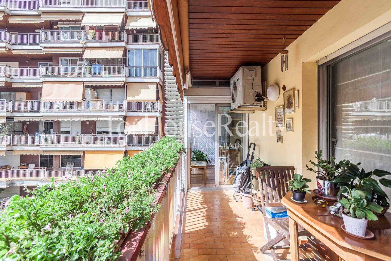 Excelente piso con piscina comunitaria