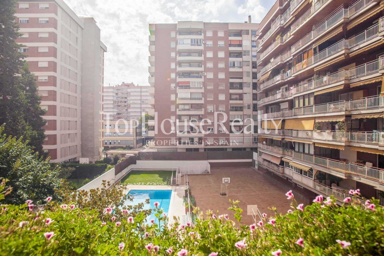 Excelente piso con piscina comunitaria