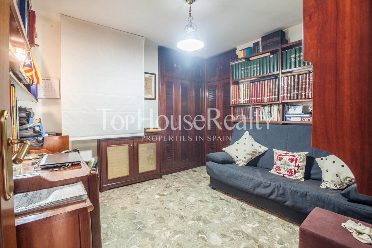 Excelente piso con piscina comunitaria