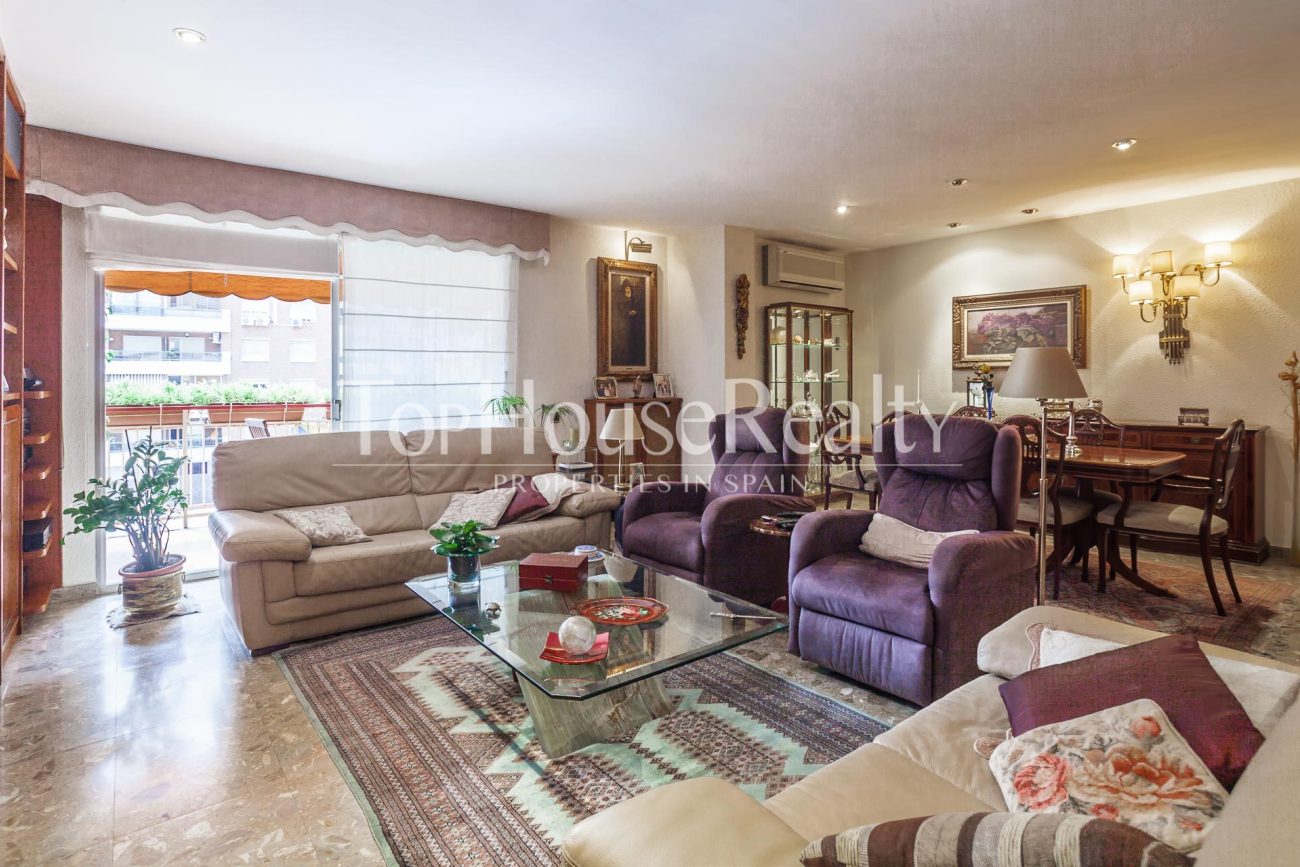 Excelente piso con piscina comunitaria