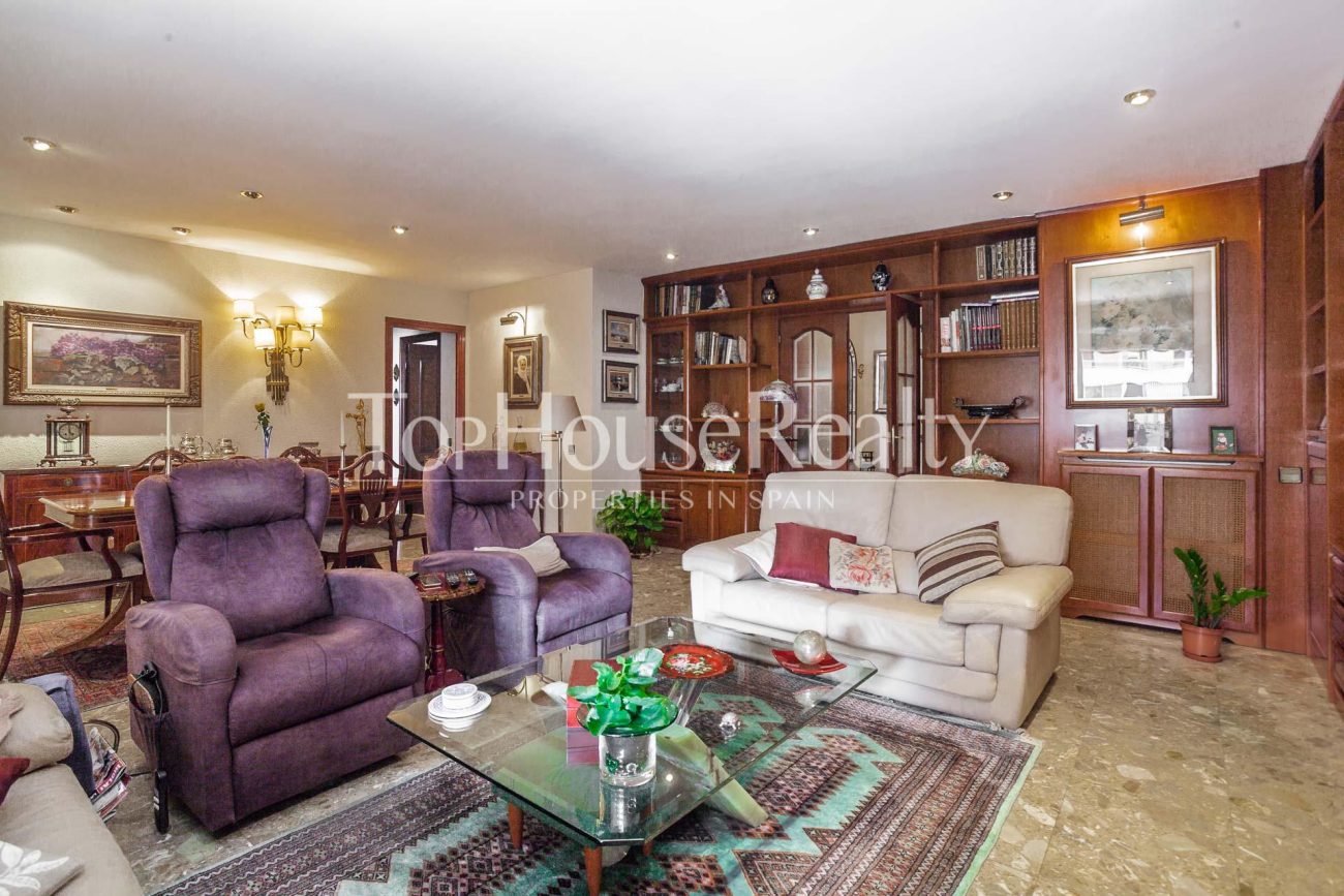 Excelente piso con piscina comunitaria