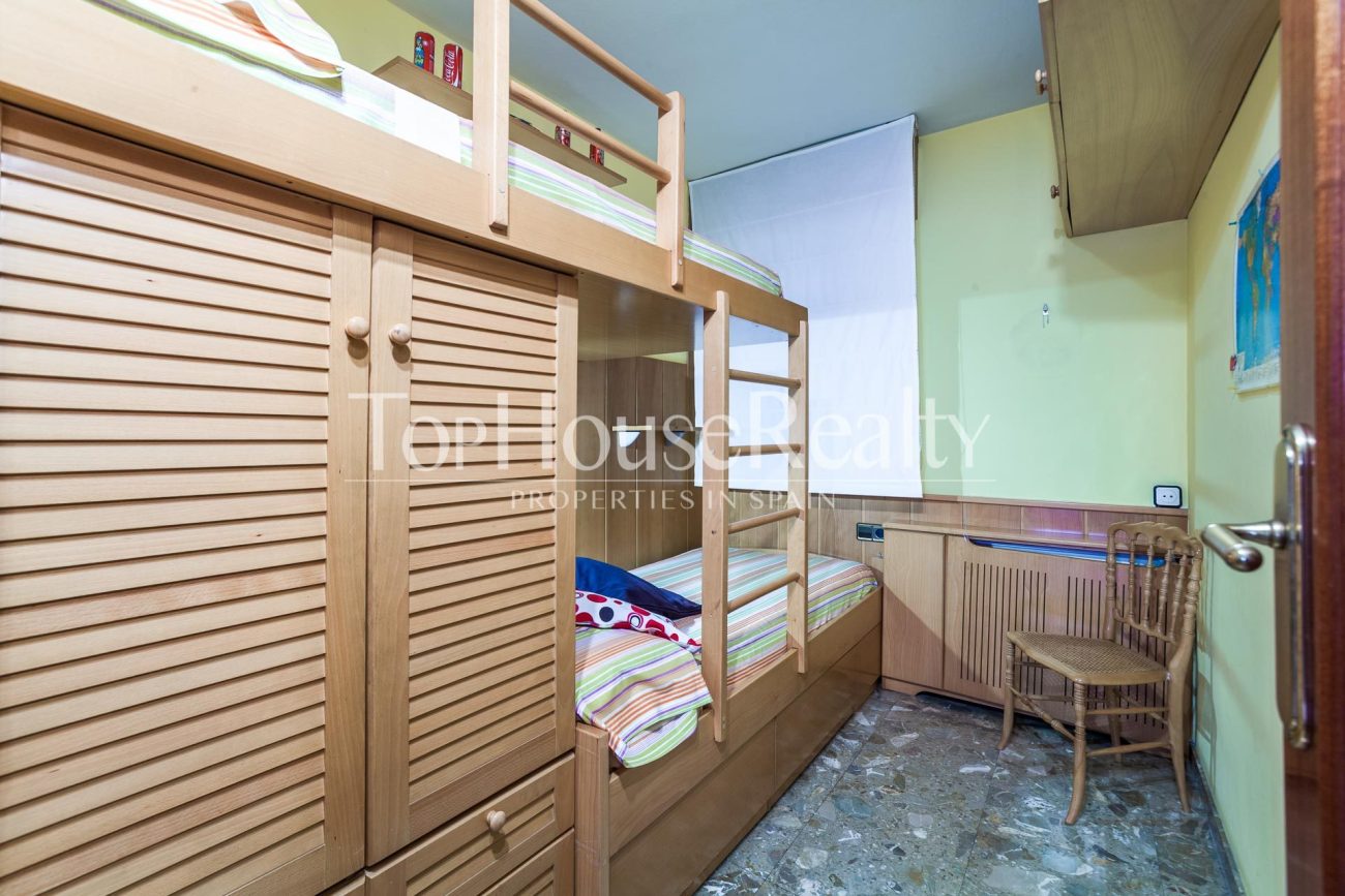 Excelente piso con piscina comunitaria