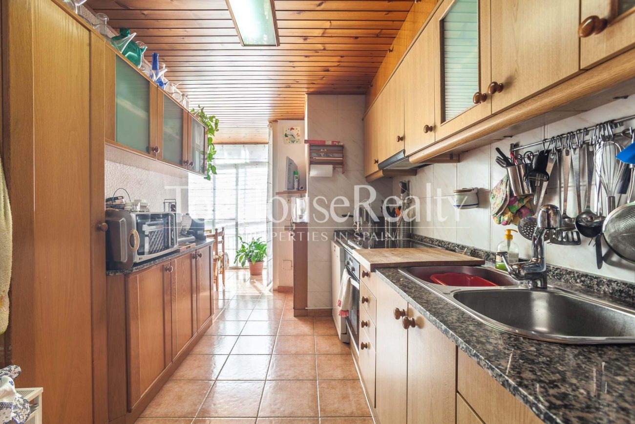 Excelente piso con piscina comunitaria