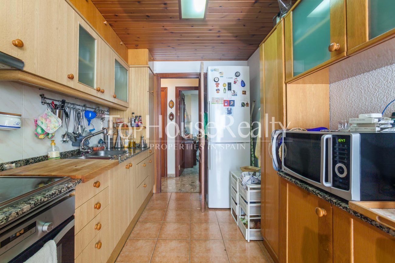 Excelente piso con piscina comunitaria