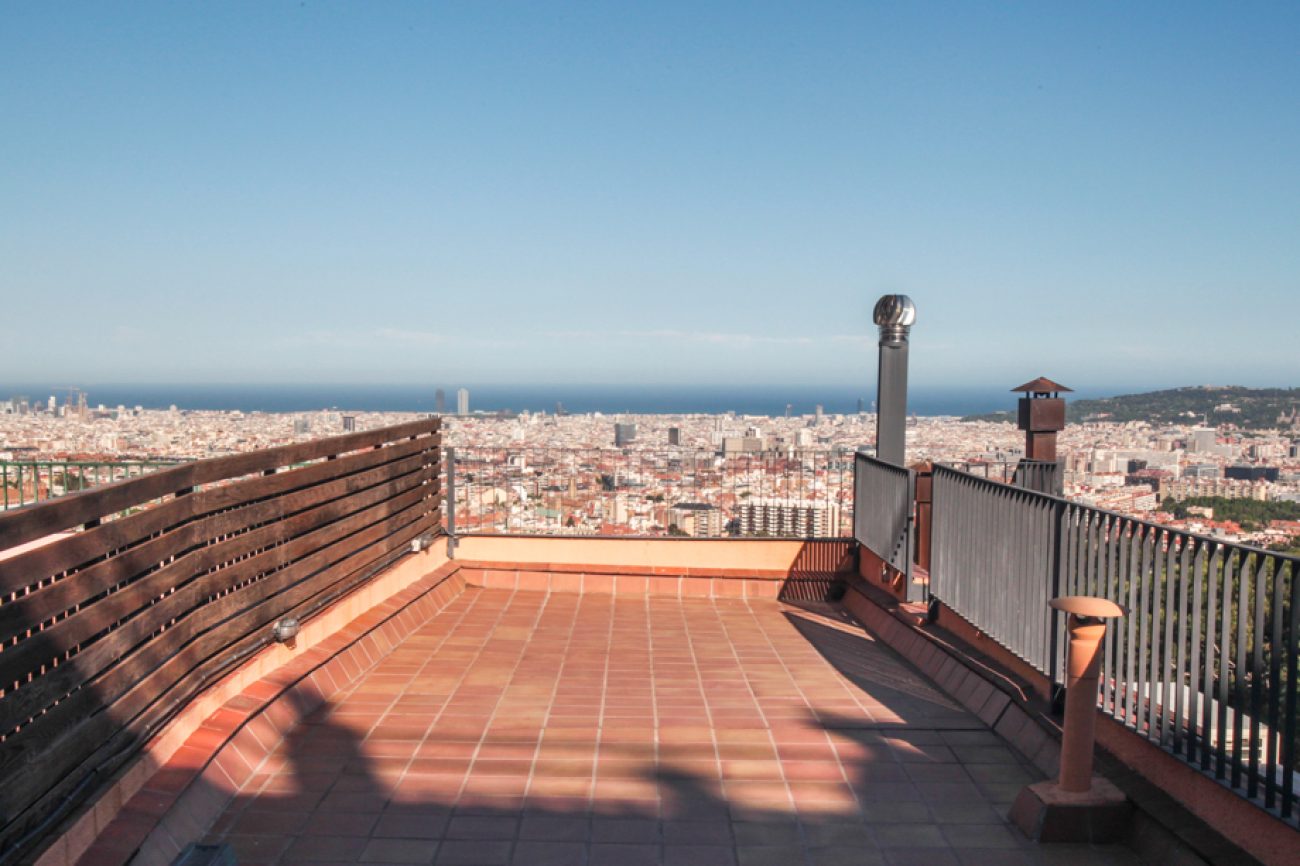 Casa adosada de tres plantas con vistas al mar y la ciudad