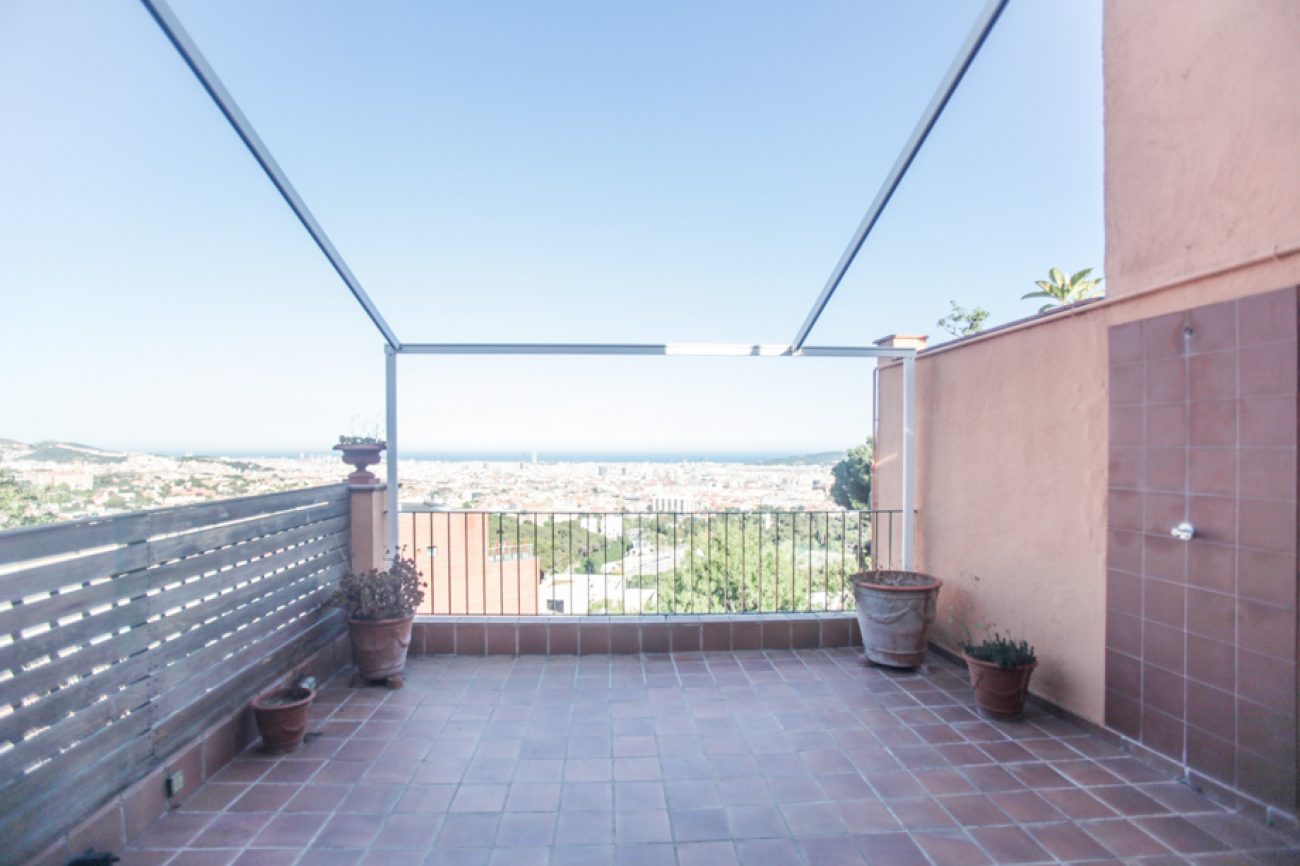 Casa adosada de tres plantas con vistas al mar y la ciudad