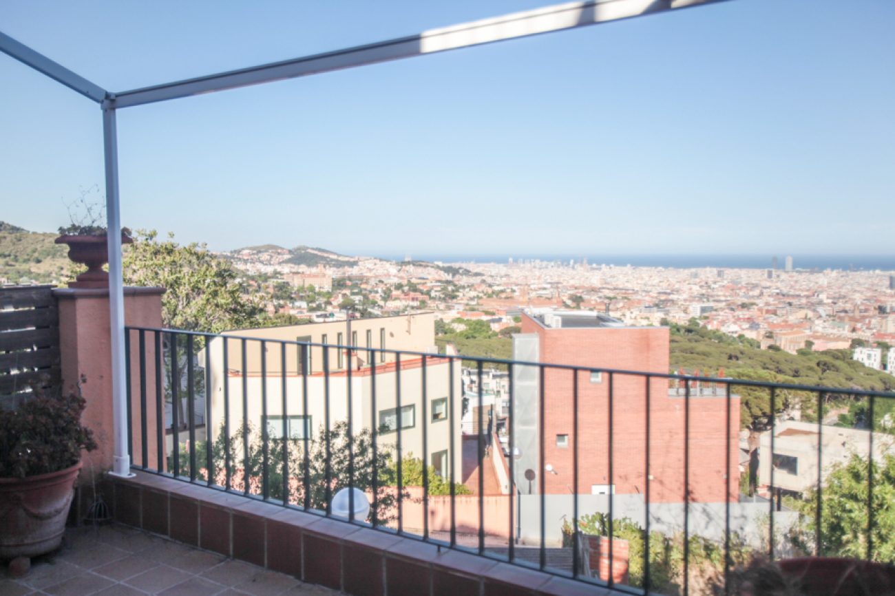Casa adosada de tres plantas con vistas al mar y la ciudad