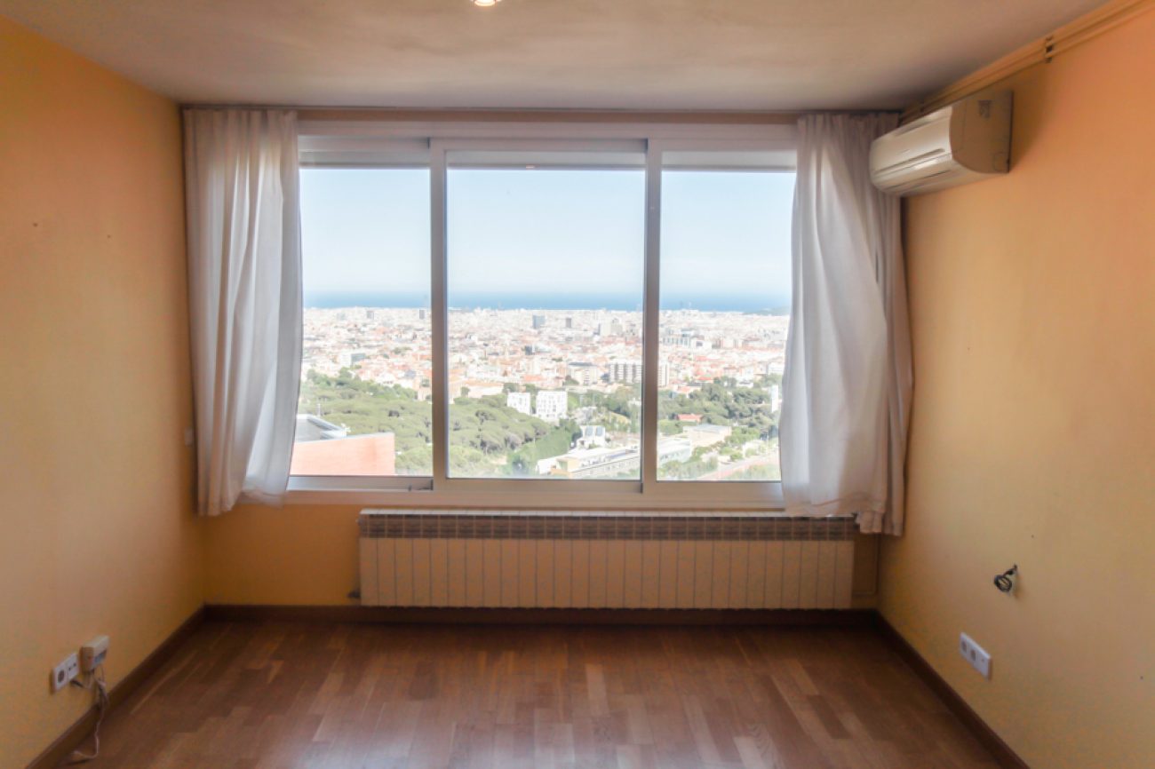 Casa adosada de tres plantas con vistas al mar y la ciudad