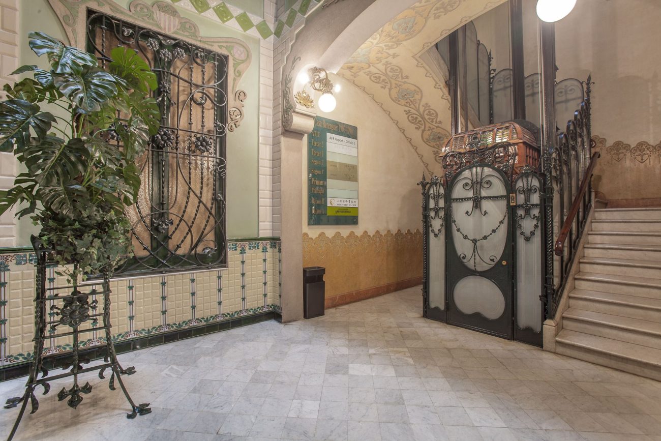 Oficina totalmente reformada en edificio modernista