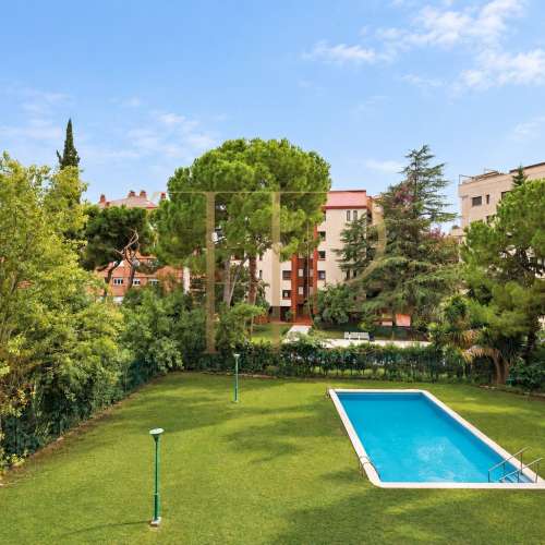 Piso con terraza y piscina en Pedralbes