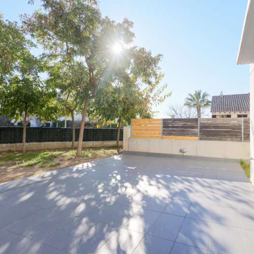 Encantadora casa adosada esquinera cerca del mar en Sitges