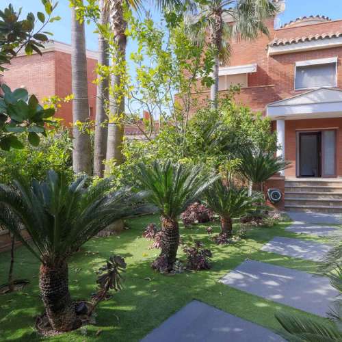 Casa unifamiliar en Gavà Mar — segunda línea de mar con jardín, piscina y máxima privacidad
