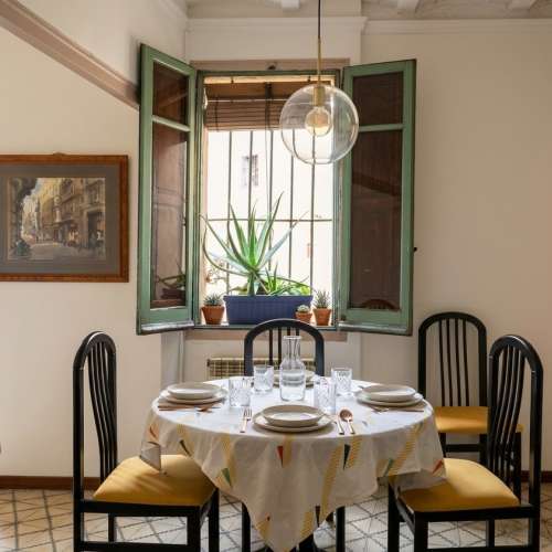 Piso en venta en el Barrio Gótico, Barcelona — edificio histórico con vistas a iglesia