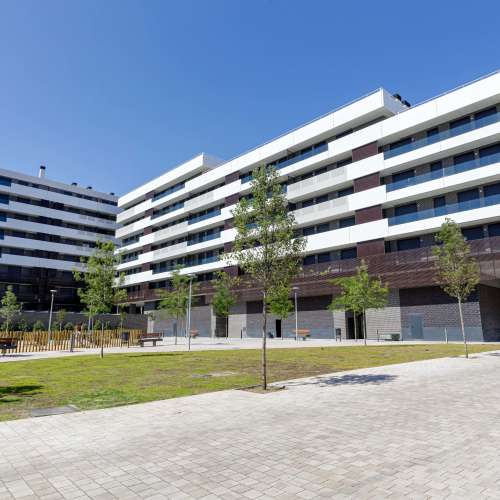 El nuevo complejo moderno está ubicado en las afueras de Barcelona, a 5 minutos a pie de la playa de arena