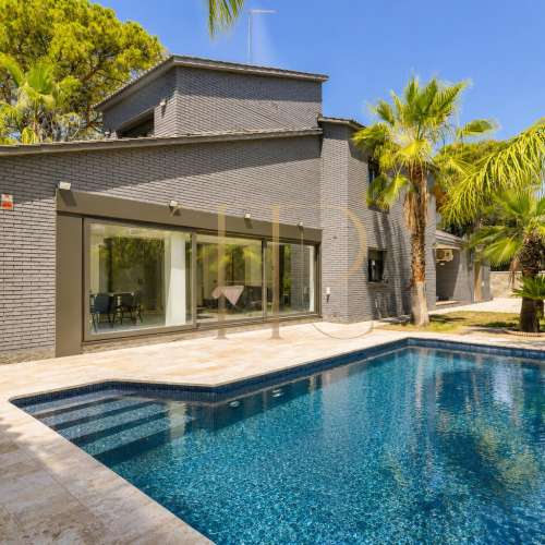 Exclusiva casa unifamiliar de diseño en La Pineda, Castelldefels