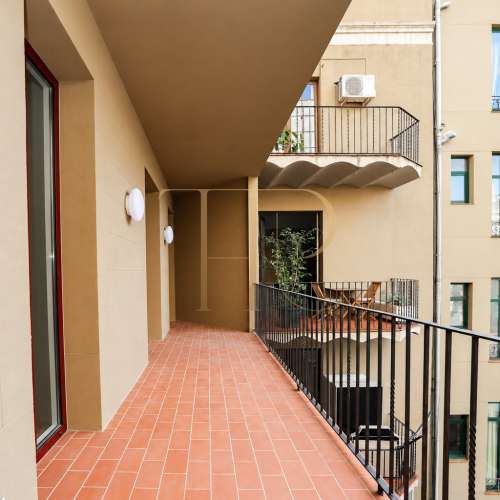 Piso reformado con terraza y cinco dormitorios en el Eixample