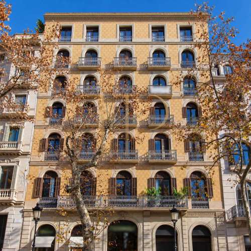 Oficina reformada con balcones en la Dreta de l’Eixample