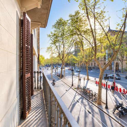 Piso reformado con balcón en el Eixample — alquilado