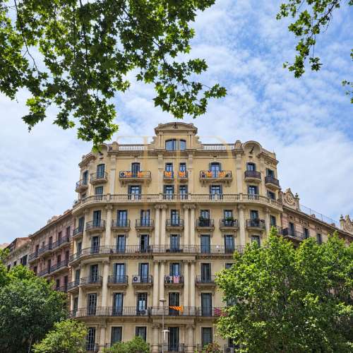 Piso reformado con balcones en el Eixample, Barcelona — vendido